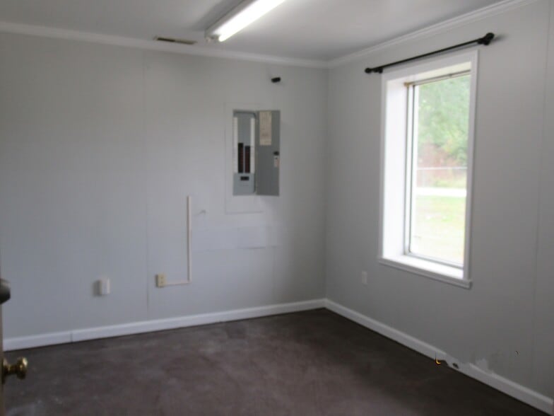 More Photos Of 220 SE Pike Rd, Sumter Garden Center For Lease