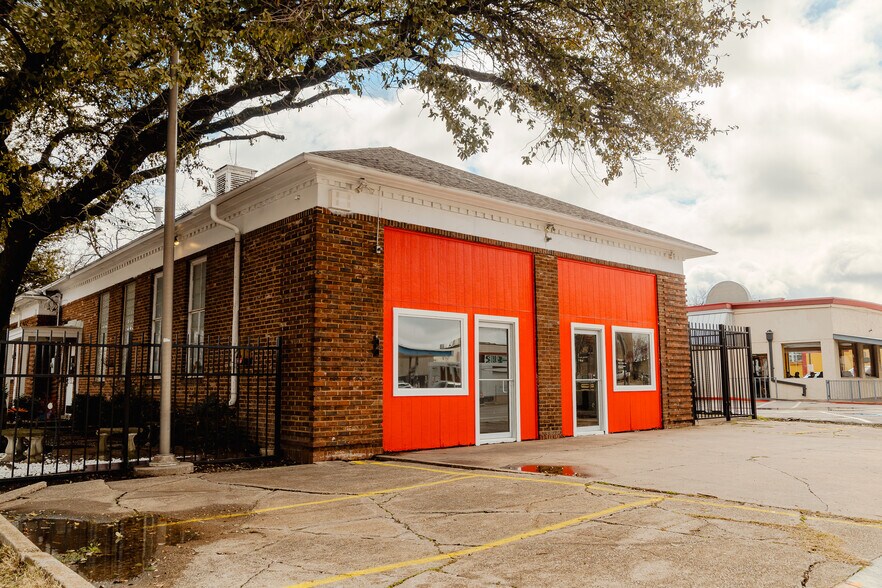 More Photos Of 4422 Live Oak St, Dallas Freestanding For Lease