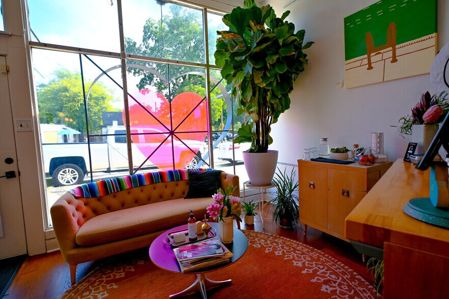 More Photos Of 911 E Cesar Chavez St, Austin Storefront For Lease