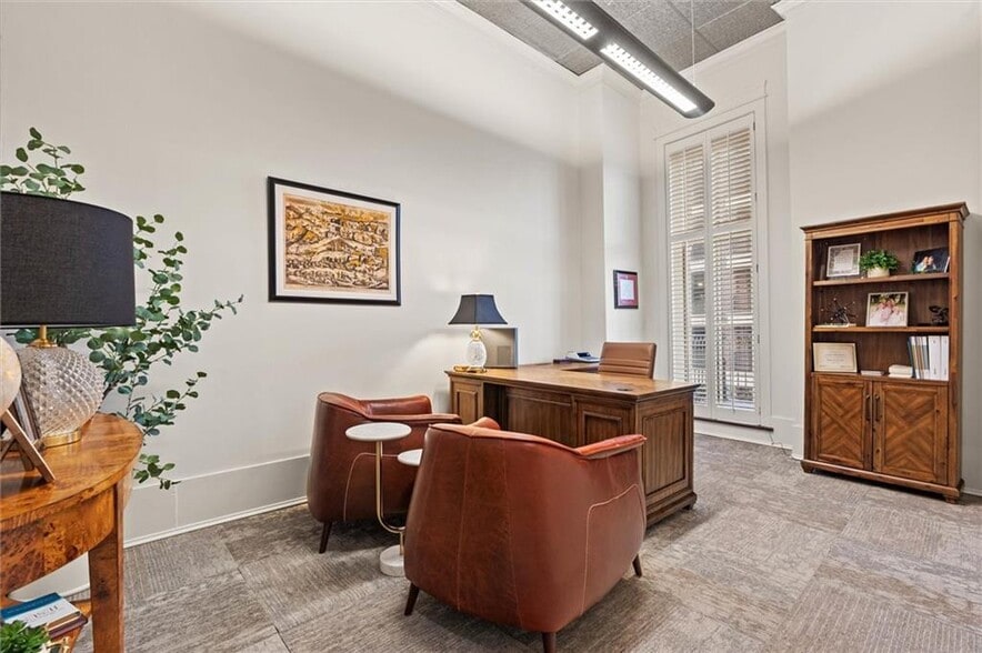 More Photos Of 7 N Royal St, Mobile Office For Sale