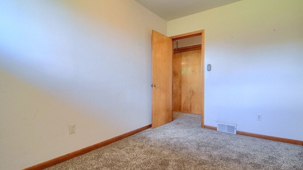 More Photos Of 42431 Mound Rd, Sterling Heights Storefront For Sale