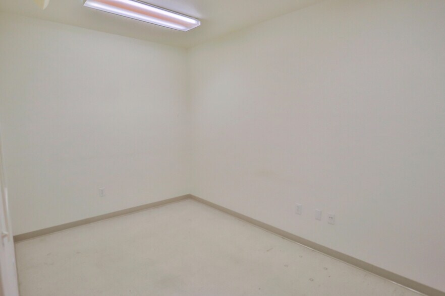 More Photos Of 130 W Rhapsody Dr, San Antonio Light Manufacturing For Lease