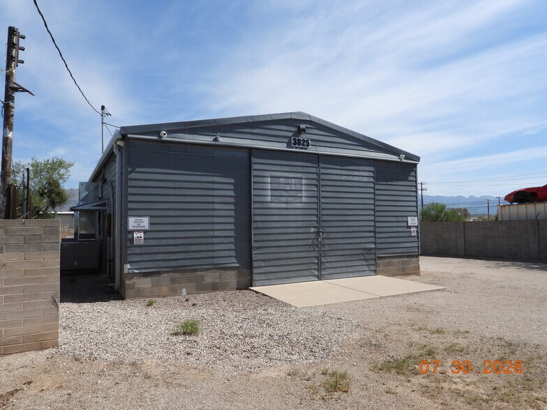 More Photos Of 3825 Hardy Dr, Tucson Industrial For Lease