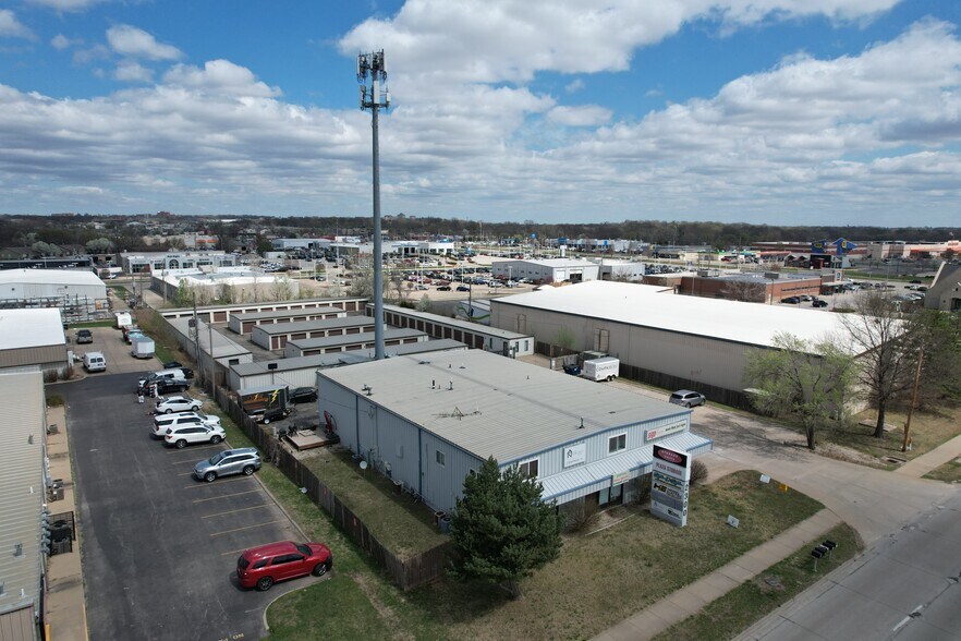 More Photos Of 2300 W 31st St, Lawrence Freestanding For Lease