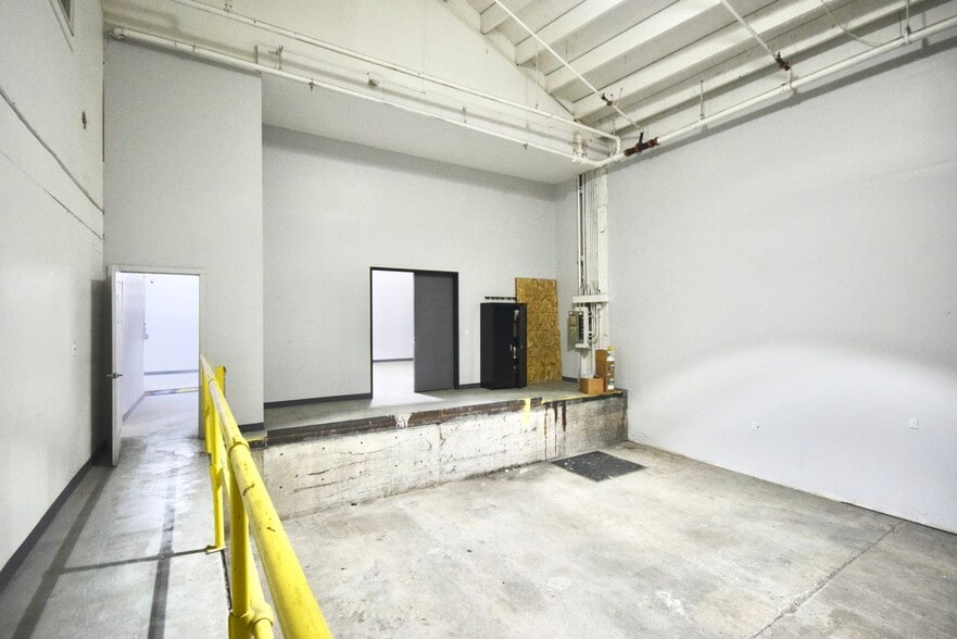 More Photos Of 2200 SE Mailwell Dr, Milwaukie Warehouse For Lease