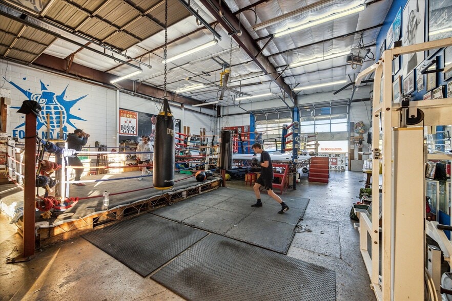 More Photos Of 5528 N Lamar Blvd, Austin Auto Repair For Sale