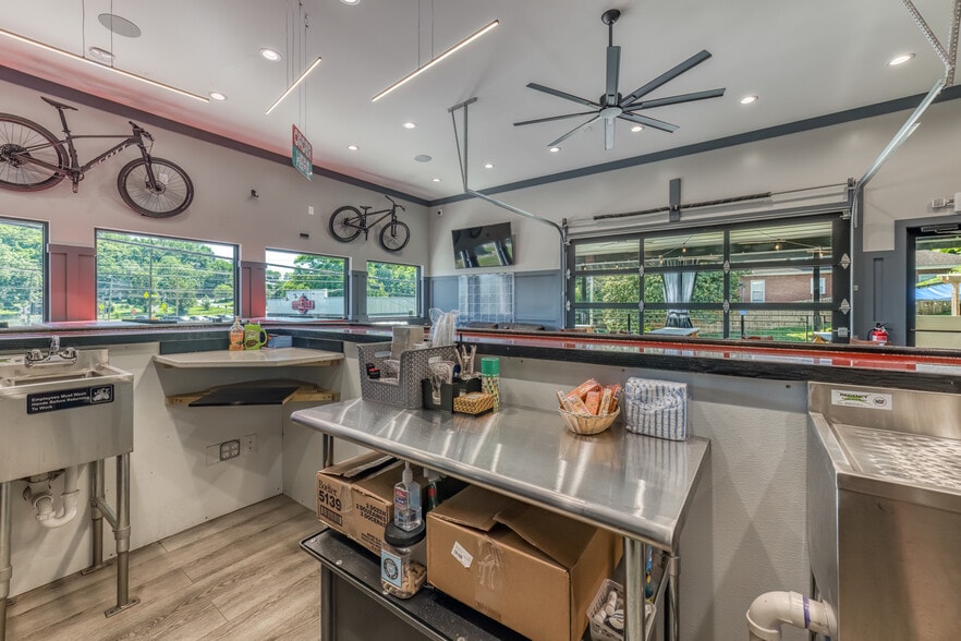 More Photos Of 640 E Maple St, Johnson City Bar For Sale