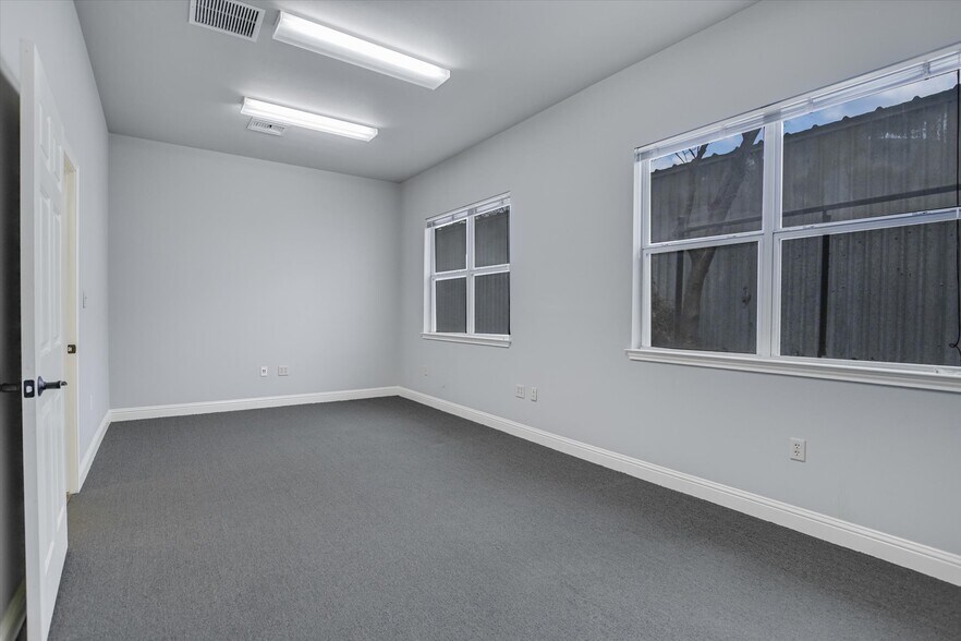 More Photos Of 13284 Pond Springs Rd, Austin Office For Sale