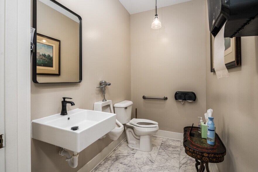 More Photos Of 738 E Main St, Belhaven Hotel For Sale