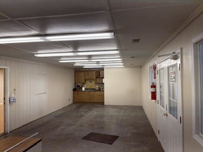 More Photos Of 181 Woodfield Dr, Macon Warehouse For Lease