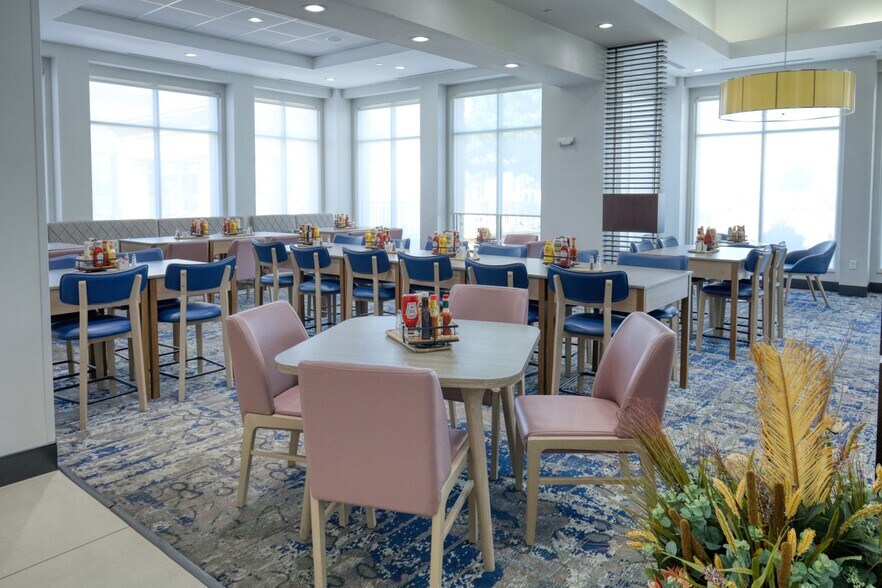 More Photos Of 123 Huvar St, Victoria Hotel For Sale