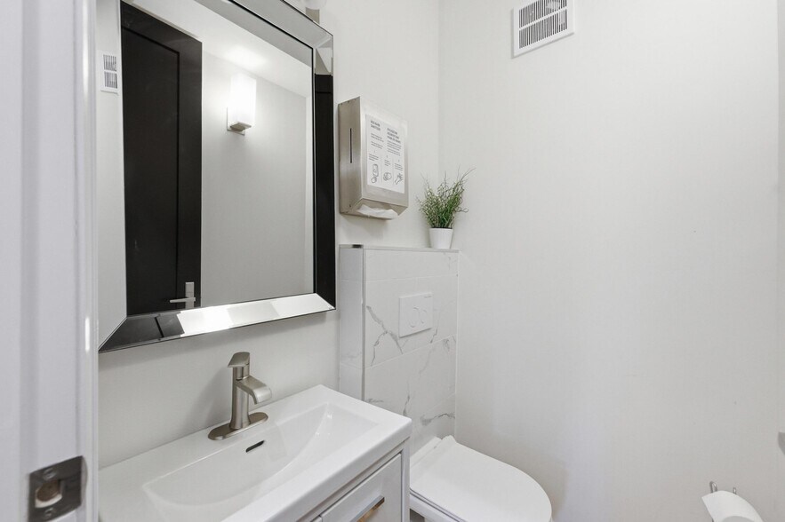More Photos Of 58 King St W, Hamilton Office For Sale