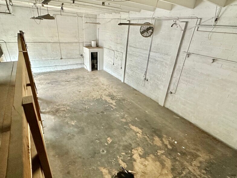 More Photos Of 5751 Dawson St, Hollywood Warehouse For Lease