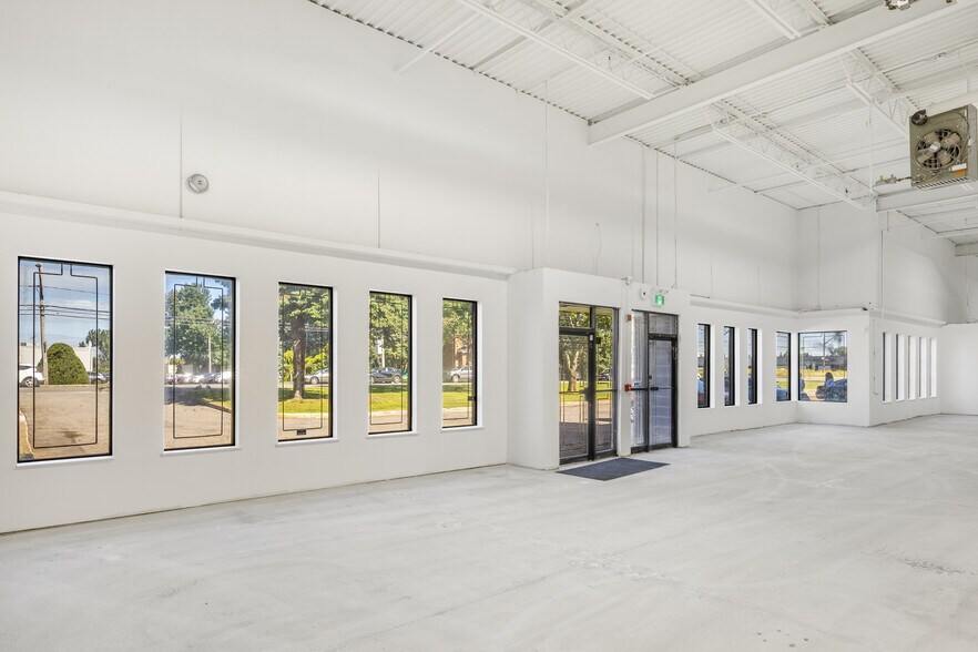 More Photos Of 5776-5782 Blvd Thimens, Montréal Warehouse For Lease