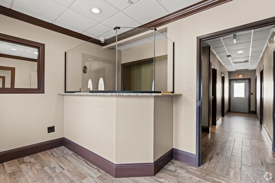 More Photos Of 421 Compton Ave, Irving Warehouse For Lease