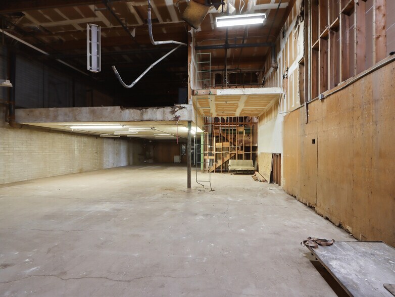 More Photos Of 5340-5346 W Glendale Ave, Glendale Freestanding For Lease