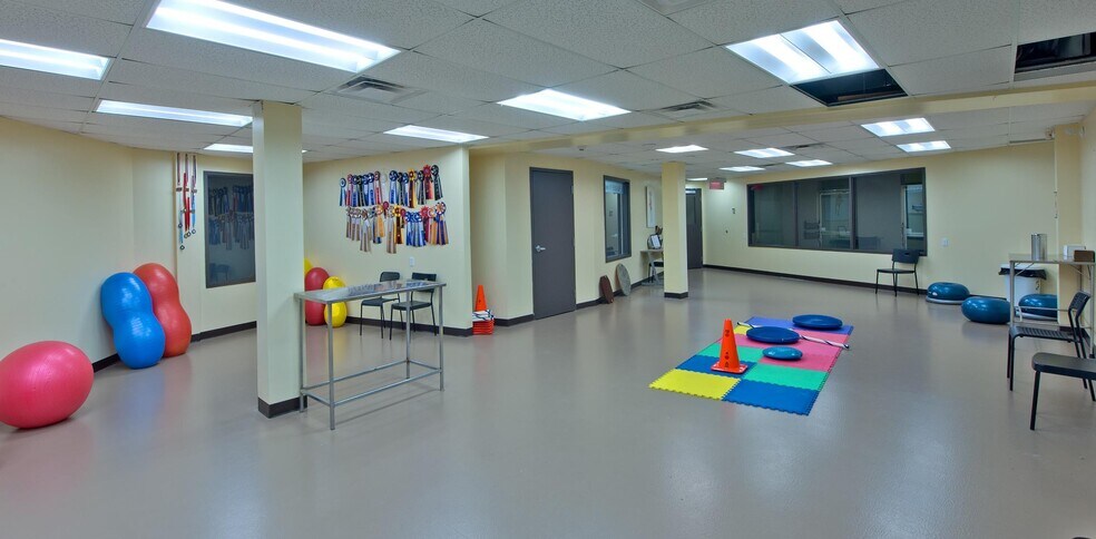 More Photos Of 11400 Boul Gouin E, Montréal Veterinarian Kennel For Sale