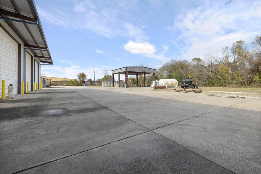 More Photos Of 12050 Proctor St, Houston Warehouse For Lease
