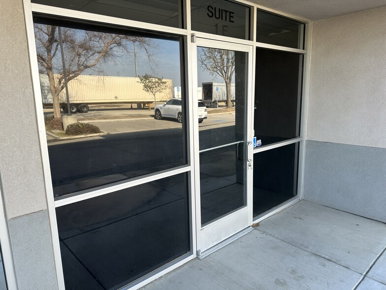 More Photos Of 3740 N Sillect Ave, Bakersfield Light Manufacturing For Lease