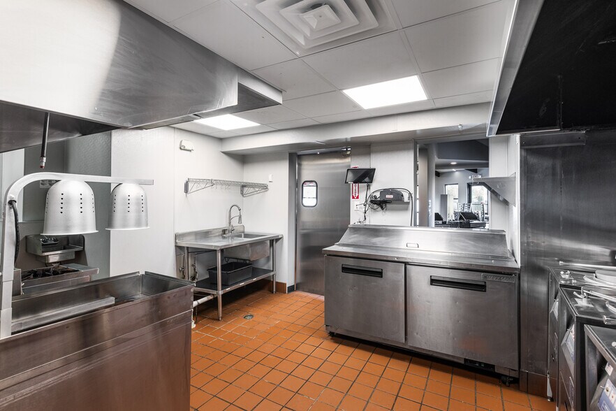 More Photos Of 9750 S Roberts Rd, Palos Hills Freestanding For Sale