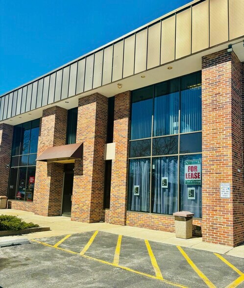 More Photos Of 17W620 14th St, Oakbrook Terrace General Retail For Sale