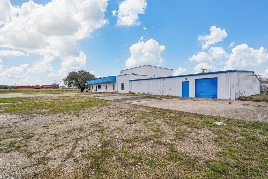 More Photos Of 2001 I-30 E, Greenville Light Manufacturing For Lease