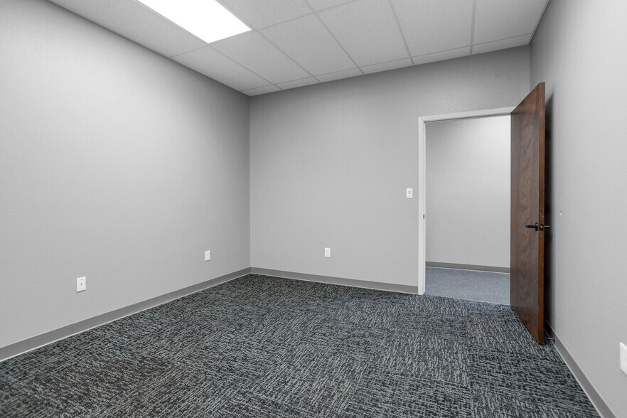 More Photos Of 2418 N Frazier, Conroe Warehouse For Lease