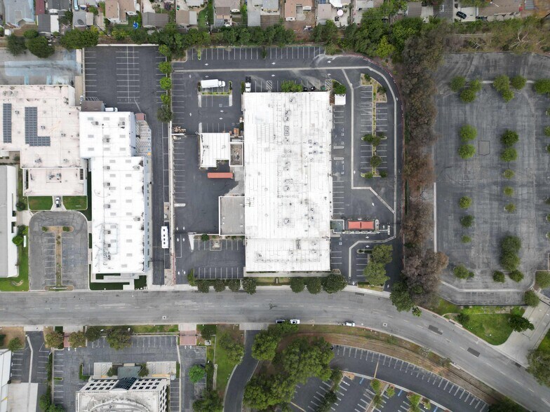 More Photos Of 2001 Saturn St, Monterey Park Light Distribution For Sale