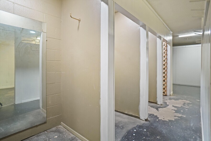 More Photos Of 914 Halsell St, Bridgeport General Retail For Sale