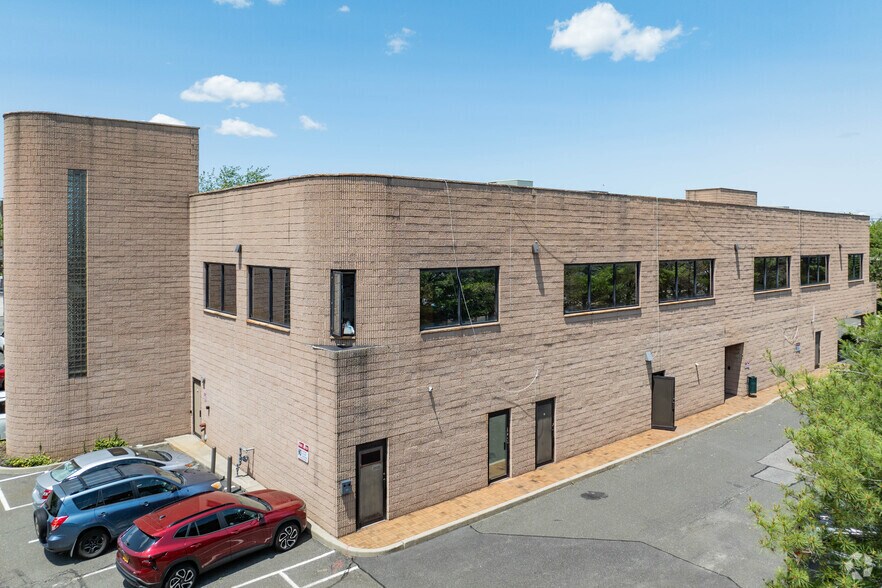 More Photos Of 375 Commack Rd, Deer Park Office For Lease