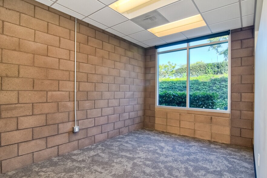 More Photos Of 2540-2546 Gateway Rd, Carlsbad Office For Sale