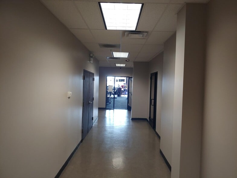 More Photos Of 4050-4140 W 87th St, Hometown Unknown For Lease