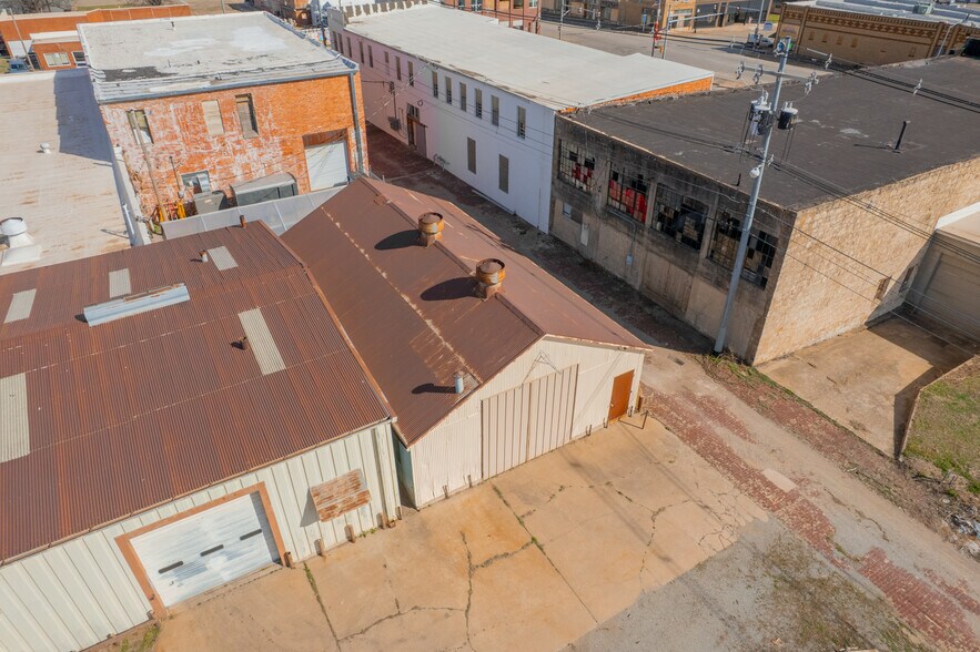 More Photos Of 221 N Cleveland Ave, Cushing Department Store For Sale