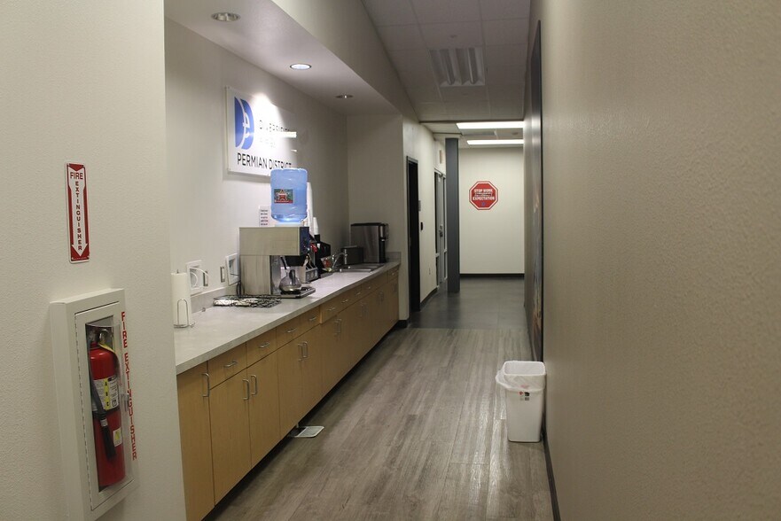 More Photos Of 5735 SW 7000, Andrews Industrial For Sale