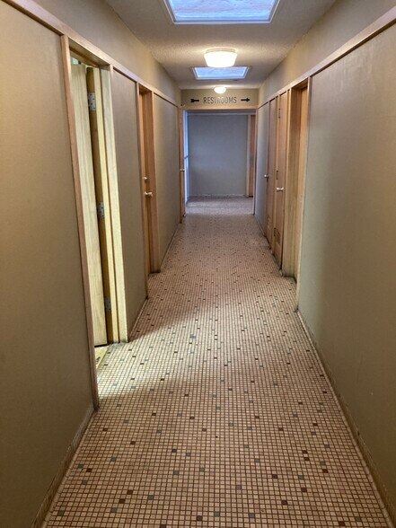More Photos Of 935 S Iowa St, Lawrence Office For Sale