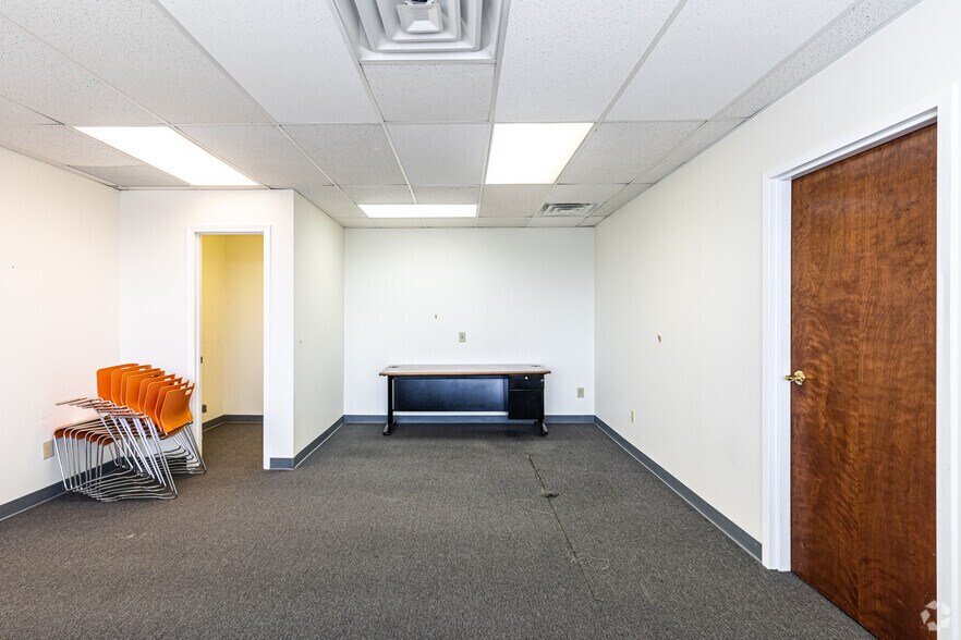More Photos Of 3737 S Elizabeth St, Independence Office For Lease