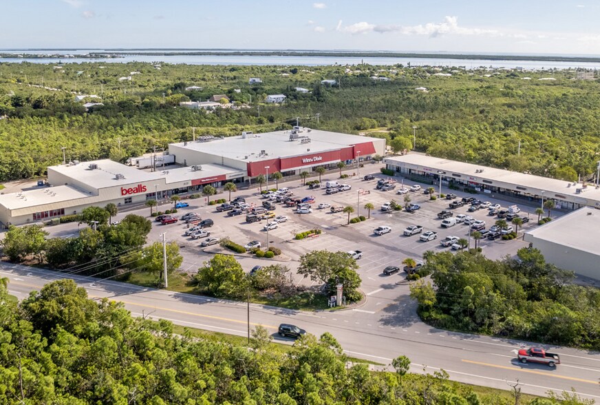 Primary Photo Of 207 Key Deer Blvd, Big Pine Key Supermarket For Lease