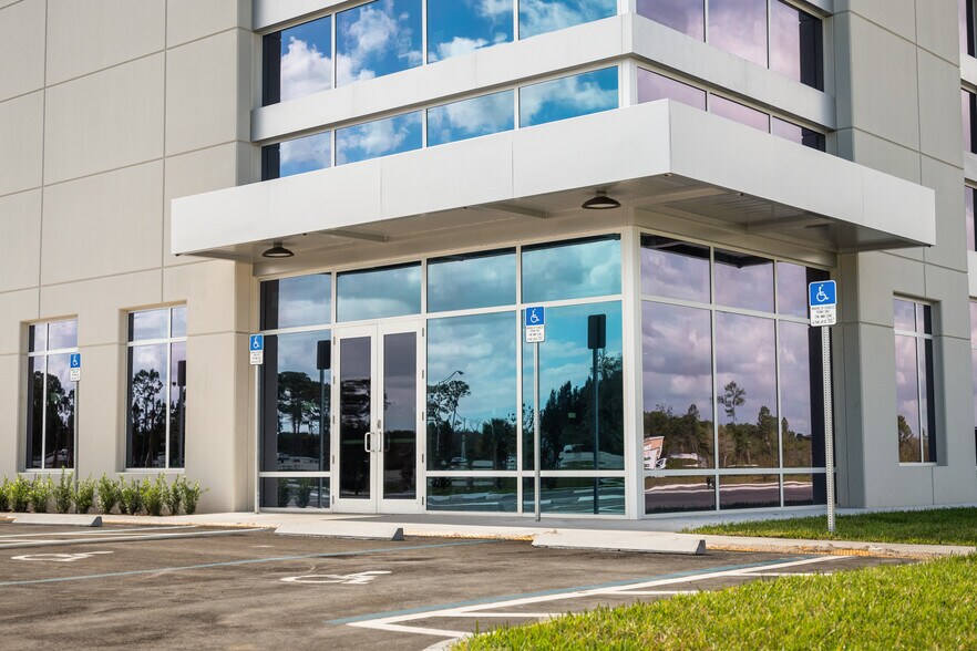 More Photos Of 5001 Crossroads Pky, Fort Pierce Warehouse For Lease