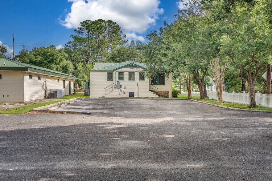 More Photos Of 1401 Spring Hill Ave, Mobile Medical For Sale
