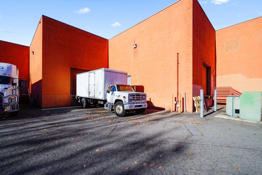 More Photos Of 4445-4449 Brookfield Corporate Dr, Chantilly Showroom For Lease