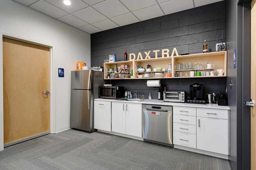 More Photos Of 3310 W Clay St, Richmond Showroom For Lease