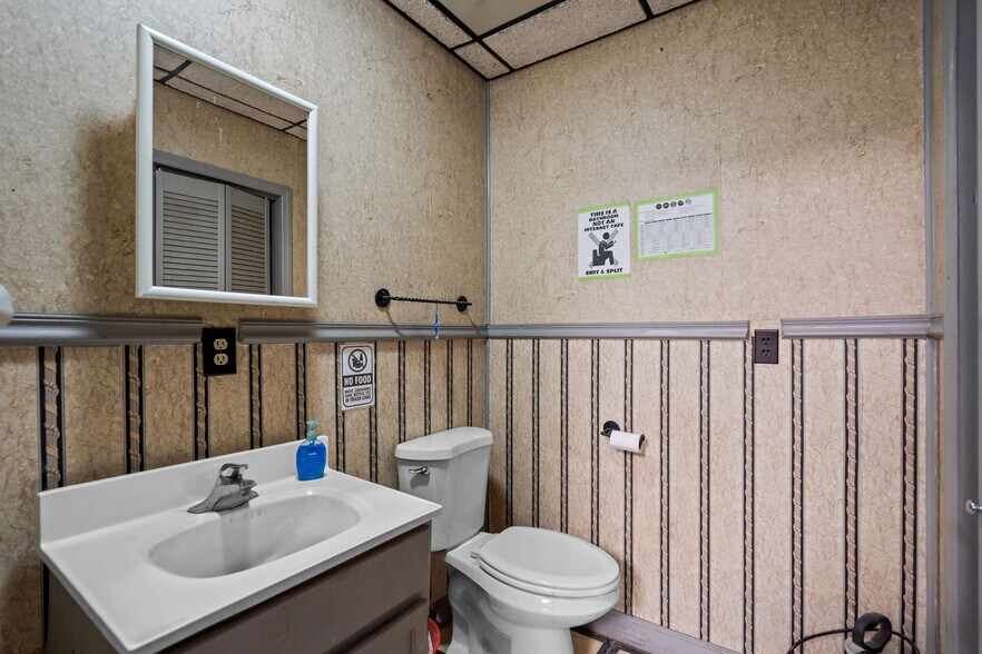 More Photos Of 4704 N College Rd, Castle Hayne Warehouse For Lease