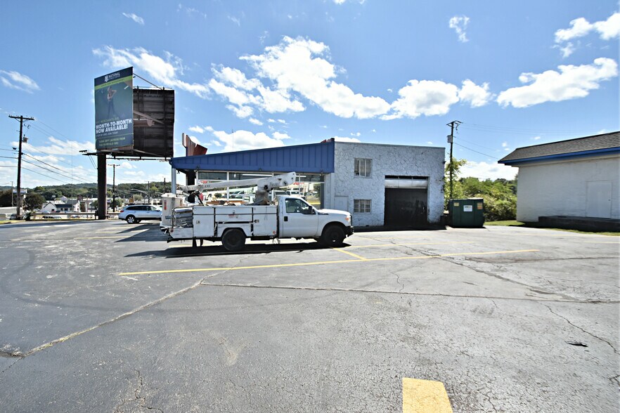 More Photos Of 5327 Clinton Hwy, Knoxville Auto Repair For Sale