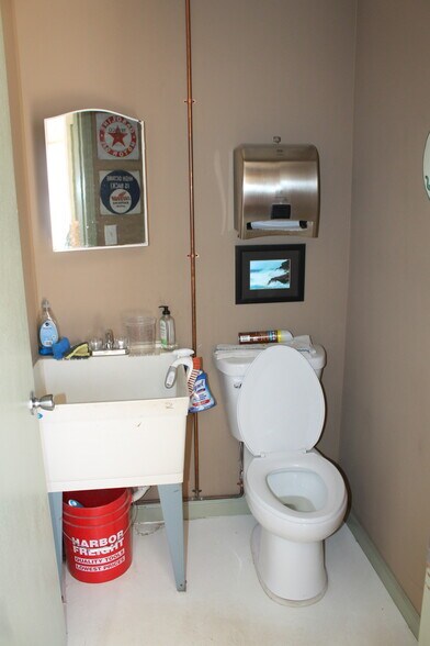 More Photos Of 123 E Hydraulic St, Yorkville Warehouse For Sale