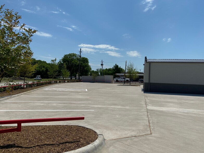 More Photos Of 316 W University Dr, McKinney Flex For Lease