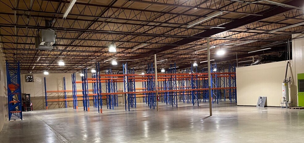 More Photos Of 4304 N Beltwood Pky, Farmers Branch Warehouse For Lease