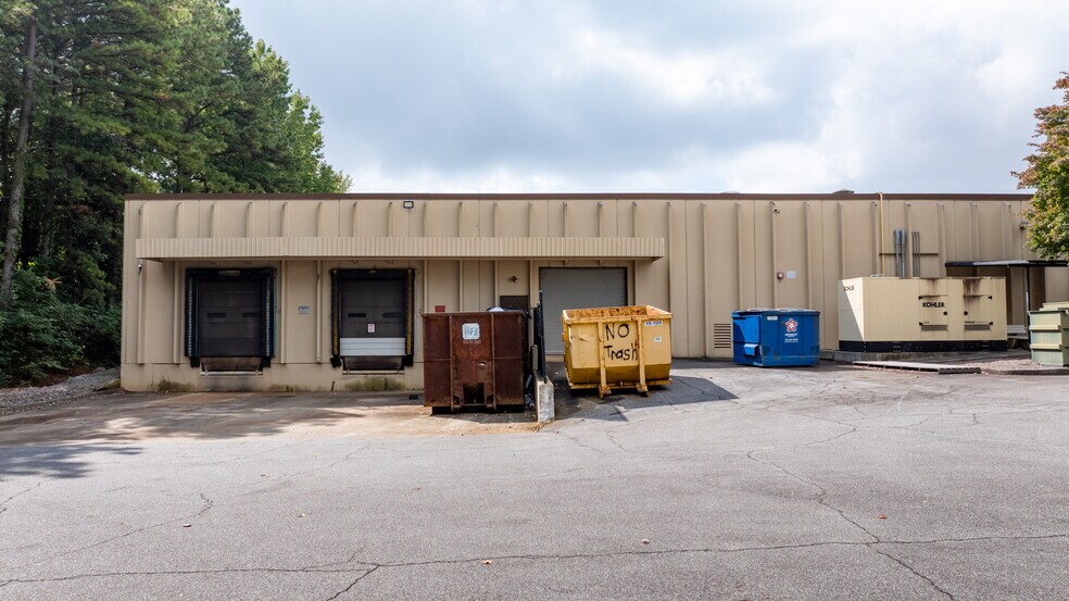 More Photos Of 1300 Cobb Industrial Dr, Marietta Distribution For Sale