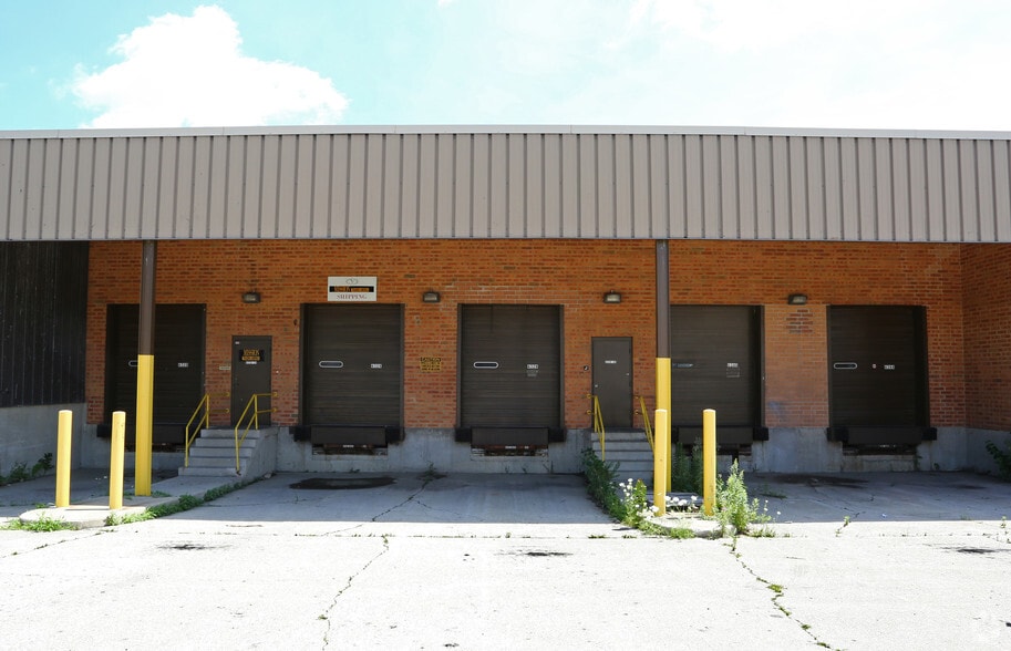 More Photos Of 6310-6344 W Gross Point Rd, Niles Warehouse For Lease