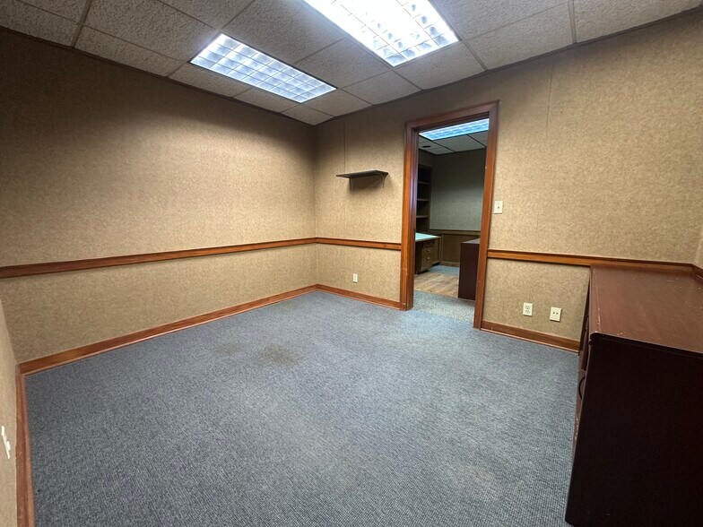 More Photos Of 8189 E 44th St, Tulsa Manufacturing For Lease