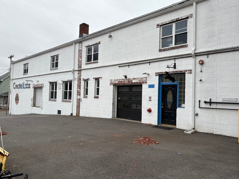 More Photos Of 37 E Washington Ave, Washington Warehouse For Lease